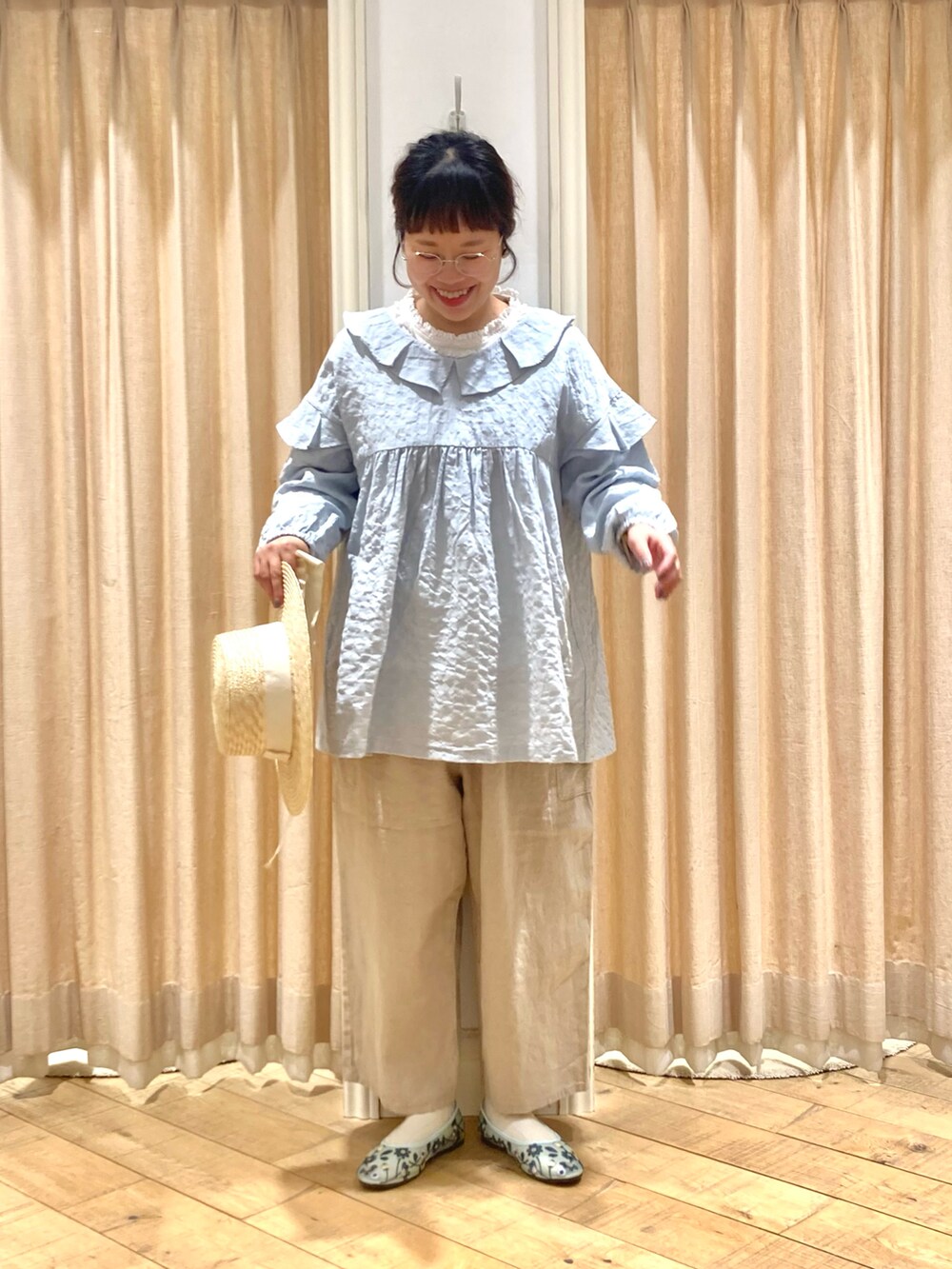 グリーン系のシャツ/ブラウス、ホワイト系のTシャツ/カットソー、ベージュ系のその他パンツを着用したレディースの春コーディネートの2枚目の写真