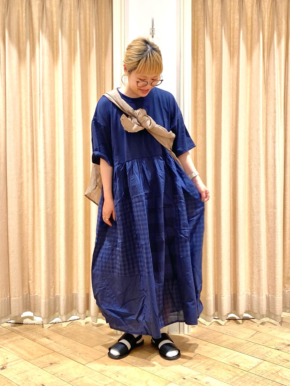 ブルー系のワンピース、ブラウン系のシャツ/ブラウス、ブラック系のサンダルを着用したレディースの夏コーディネートの2枚目の写真