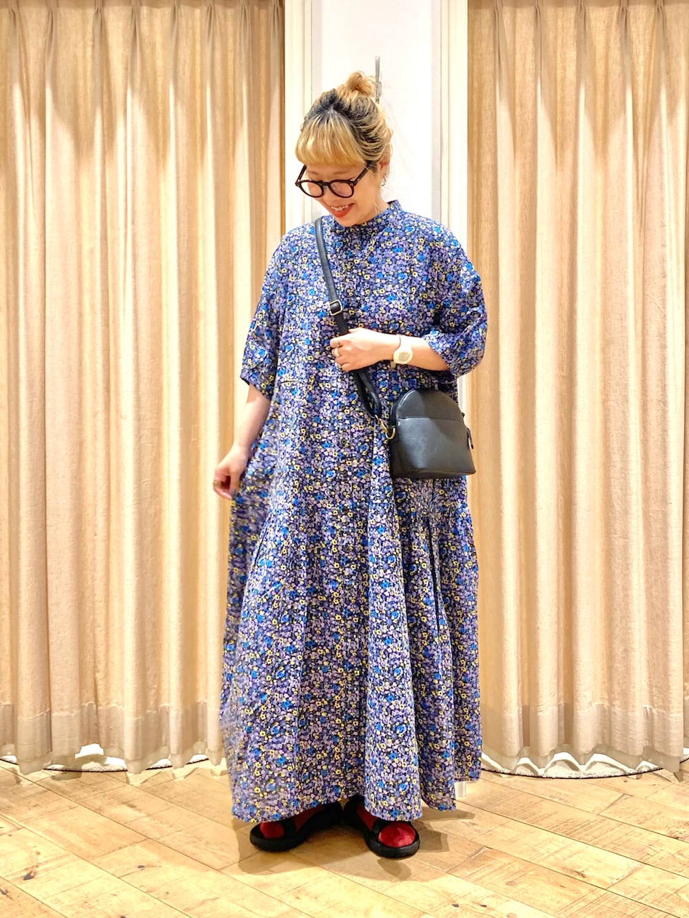 「Samansa Mos2、ティアードワンピース、小花柄、小花柄ワンピース、ナチュラルガーリー、ナチュラル、楽チンコーデ、大人ガーリー」｜「Samansa Mos2の【接触冷感】柄アソートティアードワンピース（ワンピース、グレー系）」を使った、muttyさん（レディース・152cm）の夏コーディネートの2枚目の写真