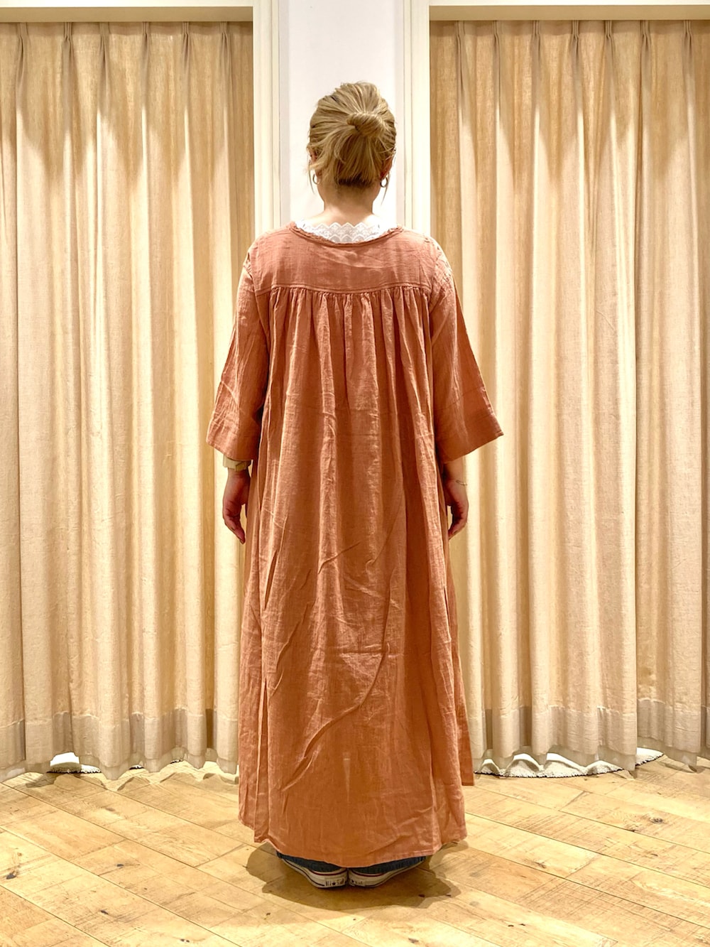 オレンジ系のワンピース/ドレス、ホワイト系のタンクトップ、ブルー系のその他パンツを着用したレディースの夏コーディネートの4枚目の写真