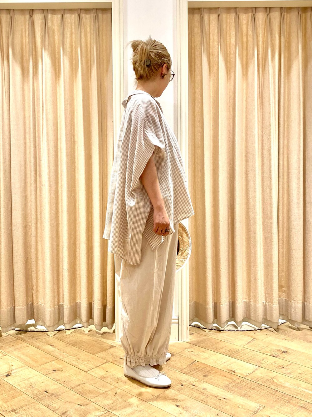 ベージュ系のシャツ/ブラウス、ホワイト系のその他パンツ、ホワイト系のパンプスを着用したレディースの夏コーディネートの5枚目の写真