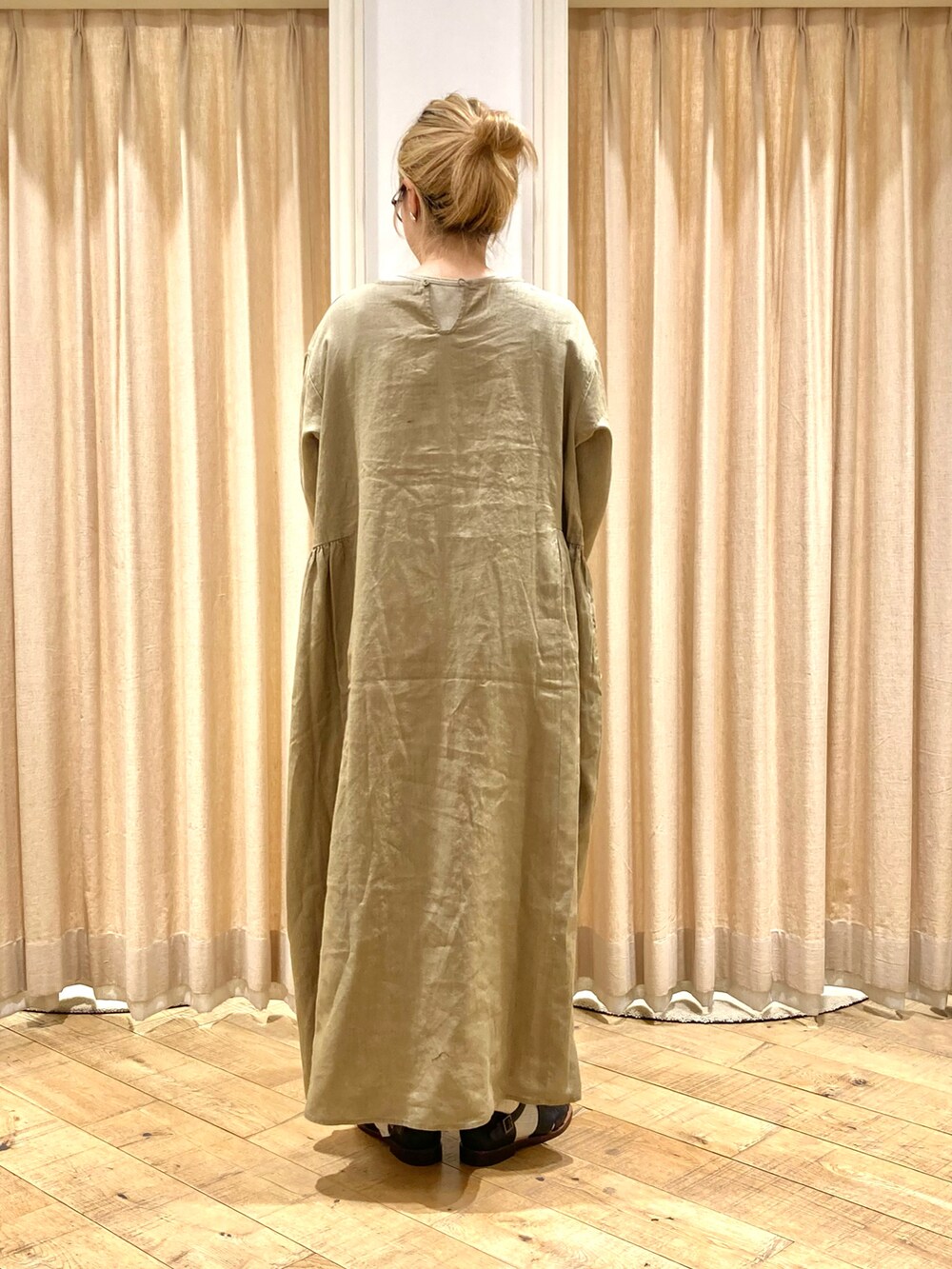 「TSUHARU by Samansa Mos2、ワンピース、リネン、リネンワンピース、ナチュラル、サンダル、巾着バッグ」｜「TSUHARU by Samansa Mos2のモノグラム刺繍パーツレースワンピース（ワンピース、イエロー系）」を使った、muttyさん（レディース・152cm）の夏コーディネートの4枚目の写真