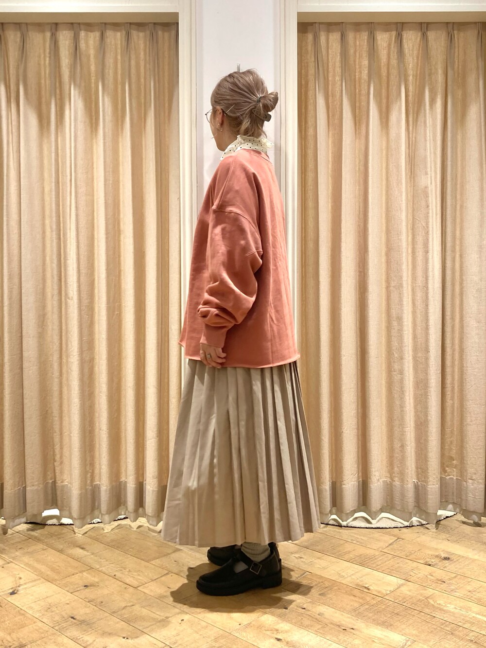 ピンク系のTシャツ/カットソー、ホワイト系のシャツ/ブラウス、ブラウン系のスカートを着用したレディースの秋コーディネートの3枚目の写真