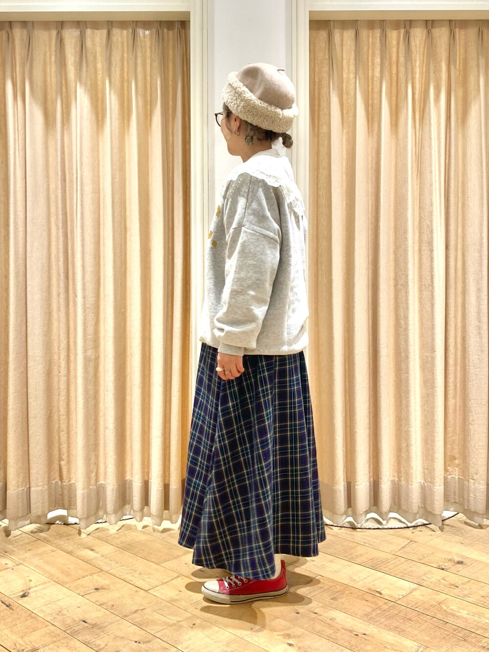 「Samansa Mos2、ロゴスウェット、チェックスカート、フリル襟、付け襟、ボアワッチ」｜「Samansa Mos2の付け襟ピンタックブラウス（シャツ/ブラウス、ホワイト系）」を使った、muttyさん（レディース・152cm）の冬コーディネートの3枚目の写真
