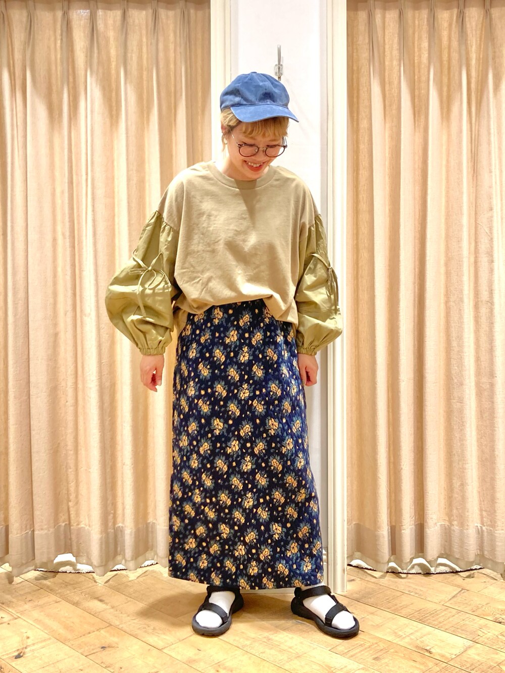 グリーン系のTシャツ/カットソー、ブルー系のスカートを着用したレディースの秋コーディネートの2枚目の写真