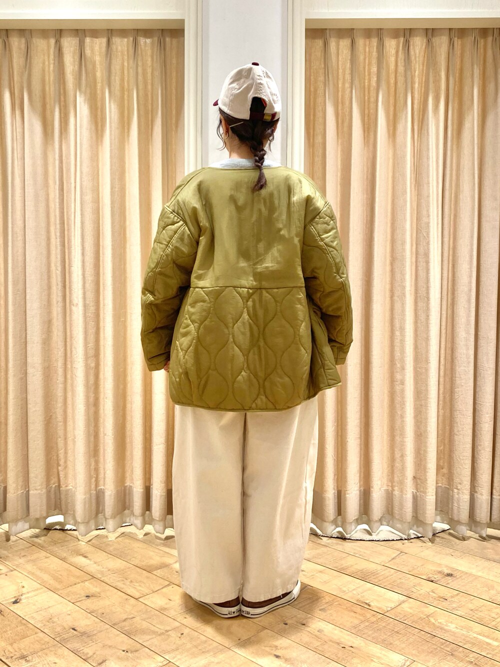 「Samansa Mos2、キルティングジャケット、プリントT、白パンツ、キャップ」｜「Samansa Mos2の柄アソートロングTシャツ（Tシャツ/カットソー、グレー系）」を使った、muttyさん（レディース・152cm）の春コーディネートの4枚目の写真