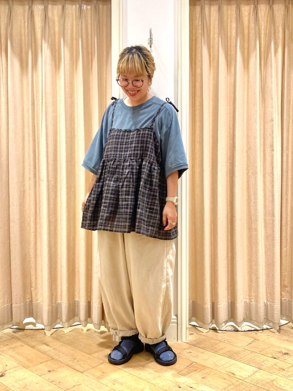 「Samansa Mos2、キャミビスチェ、ビスチェ、ピグメント、くすみブルー」｜「Samansa Mos2のピグメント加工ゆるスウェット（Tシャツ/カットソー、グリーン系）」を使った、muttyさん（レディース・152cm）の秋コーディネートの2枚目の写真