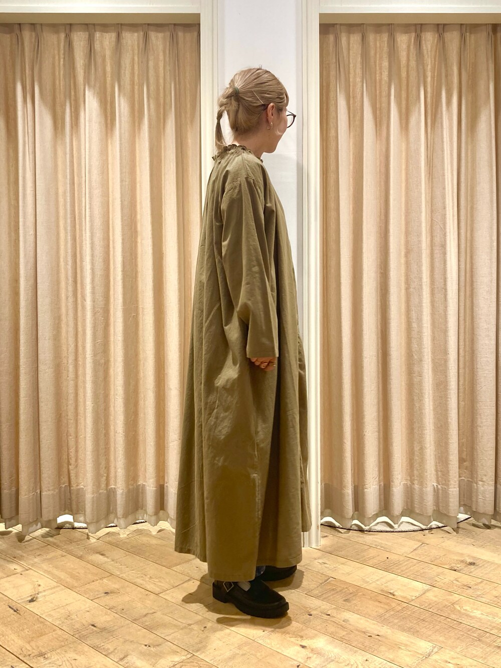 グリーン系のワンピース、ブルー系のその他パンツ、ブルー系のハンドバッグを着用したレディースの秋コーディネートの4枚目の写真