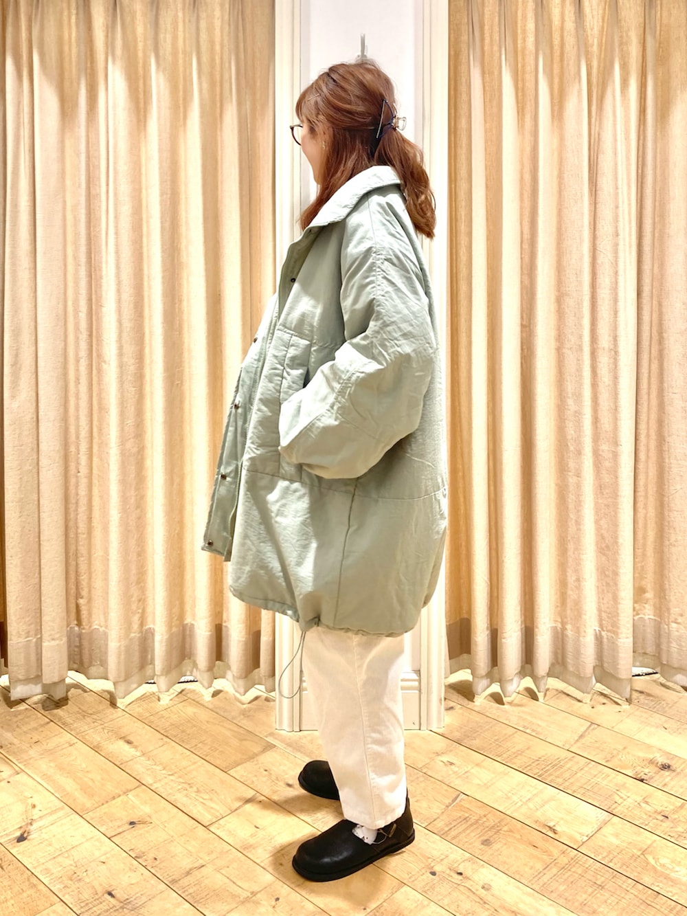 グリーン系のその他アウター、ホワイト系のTシャツ/カットソー、ホワイト系のその他パンツを着用したレディースの冬コーディネートの3枚目の写真