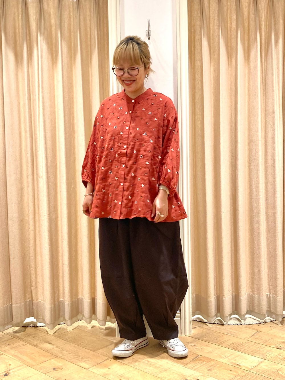 ブラウン系のシャツ/ブラウス、グレー系のその他パンツを着用したレディースの夏コーディネートの2枚目の写真