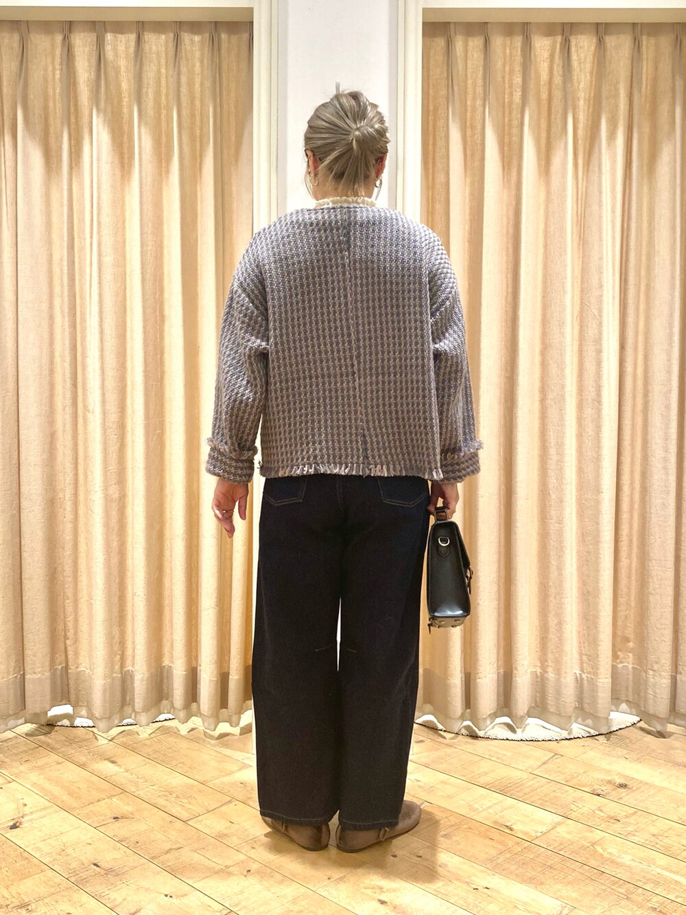 「Samansa Mos2、ノーカラージャケット、デニムパンツ、サッチェルバッグ、ストラップシューズ、フリルニット」|「Samansa Mos2の【マシンウォッシャブル】ニットリブフリルタートルネック(ニット/セーター、ホワイト系)」を使った、muttyさん(レディース・152cm)の冬コーディネートの4枚目の写真