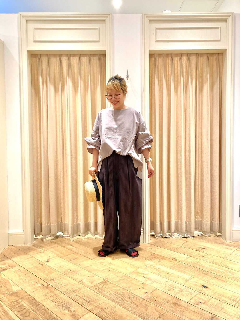 ホワイト系のTシャツ/カットソー、ホワイト系のベスト、ホワイト系のその他パンツを着用したレディースの夏コーディネートの3枚目の写真