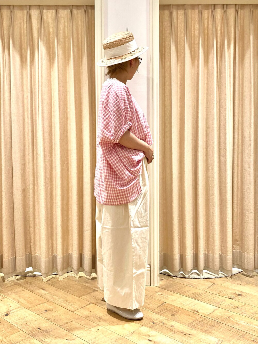 ピンク系のシャツ/ブラウス、ホワイト系のその他パンツ、ホワイト系のタンクトップを着用したレディースの夏コーディネートの5枚目の写真