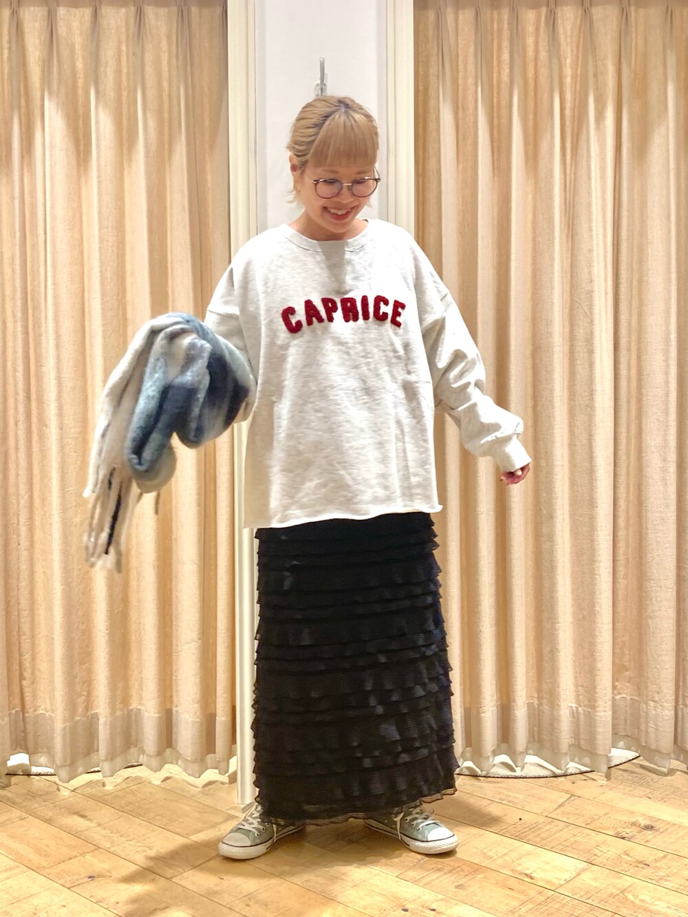「Samansa Mos2、ロゴスウェット、ナロースカート、ストール」｜「Samansa Mos2の【保湿加工】裏毛サガラ刺繍スウェット（Tシャツ/カットソー、グレー系）」を使った、muttyさん（レディース・152cm）の秋コーディネートの2枚目の写真
