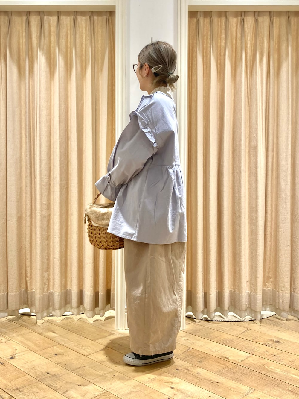 「Samansa Mos2、チュニック、花刺繍、3Ｄフラワー、サックスブルー、フリルトップス、ゆるパンツ」｜「Samansa Mos2の3D刺繍フリルチュニック（チュニック、ブルー系）」を使った、muttyさん（レディース・152cm）の冬コーディネートの3枚目の写真