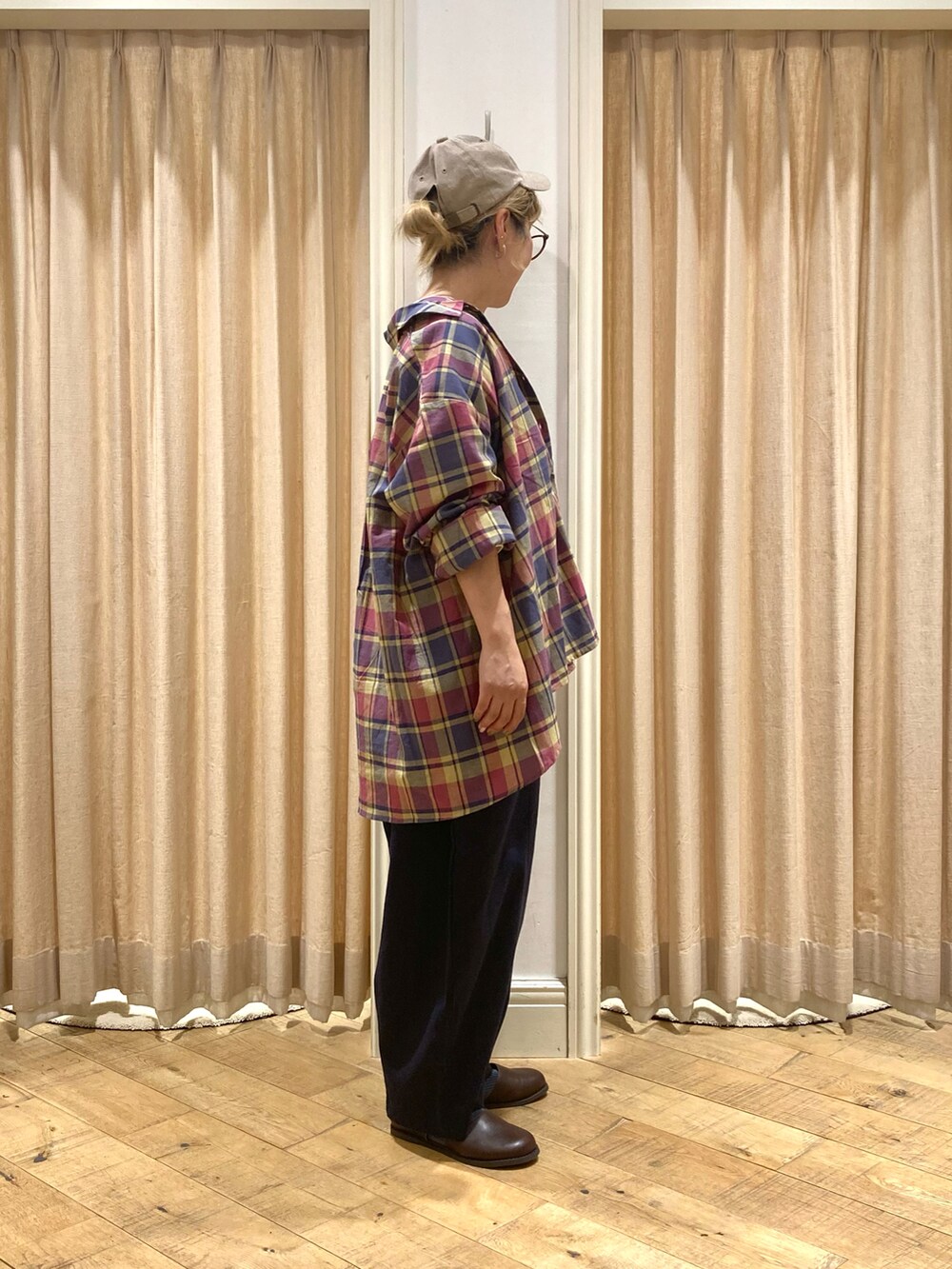 レッド系のシャツ/ブラウス、ブルー系のその他パンツ、ホワイト系のTシャツ/カットソーを着用したレディースの秋コーディネートの5枚目の写真