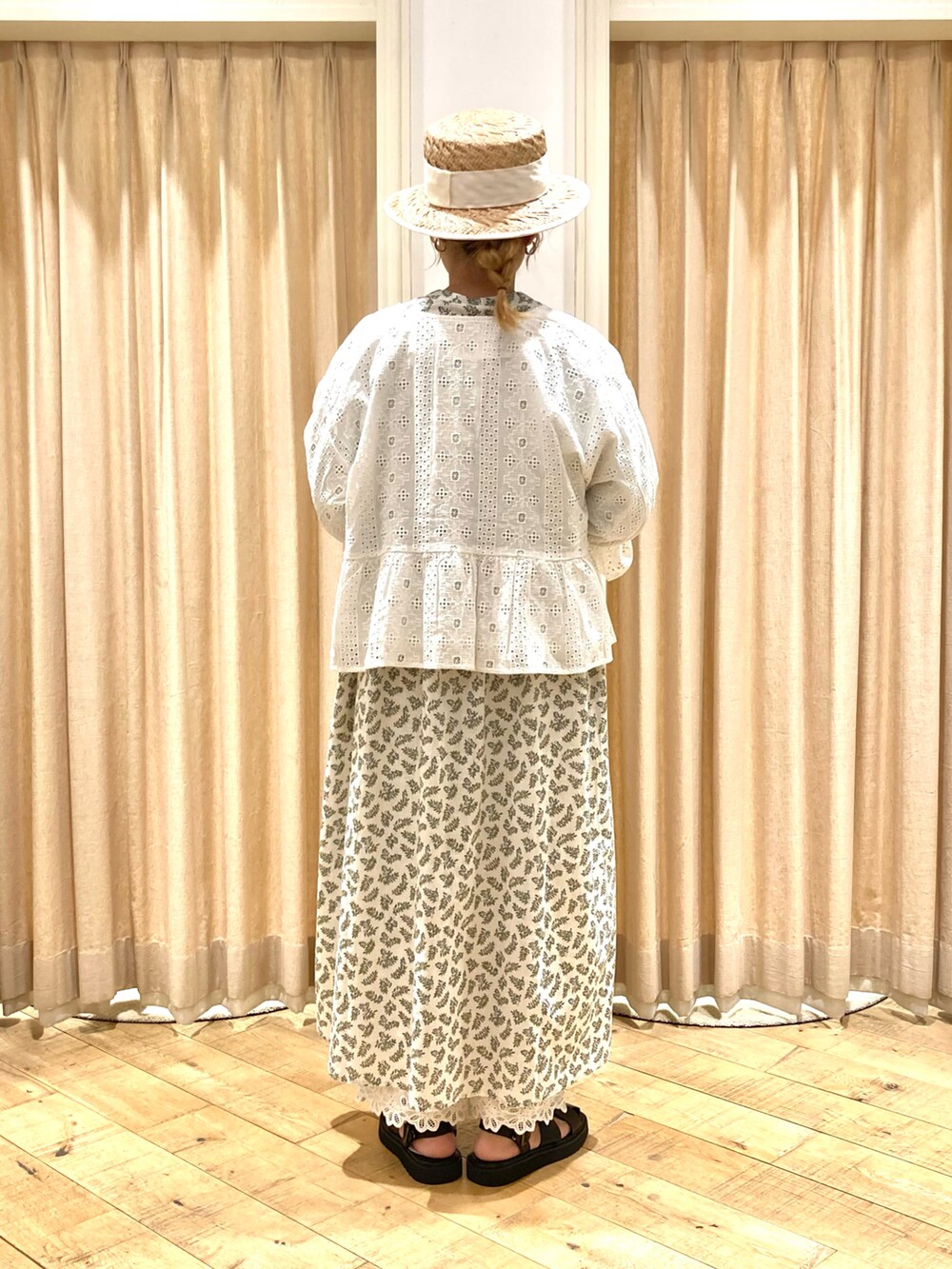 ホワイト系のワンピース、ホワイト系のノーカラージャケット、ホワイト系のハンドバッグを着用したレディースの夏コーディネートの4枚目の写真