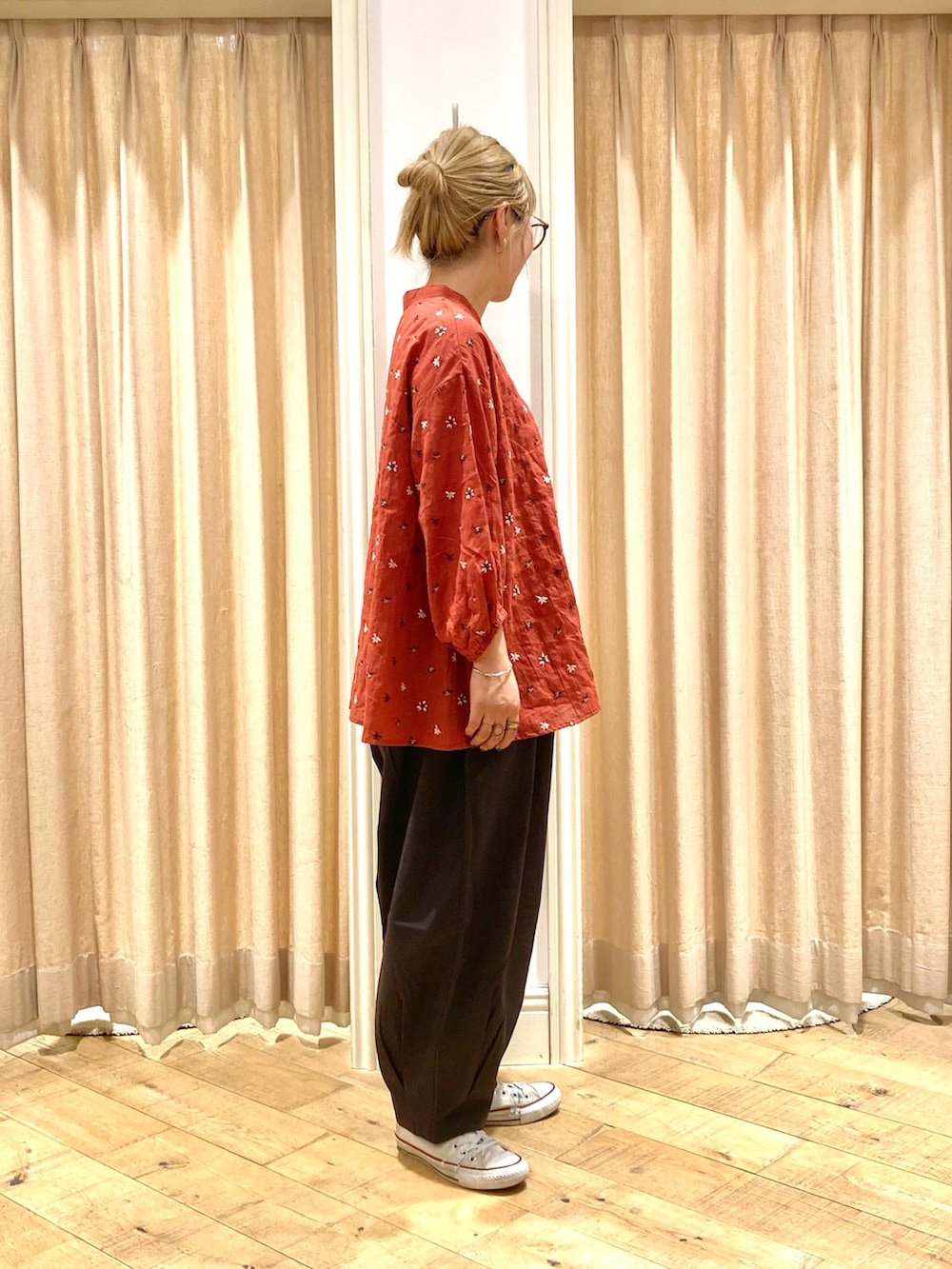 ブラウン系のシャツ/ブラウス、グレー系のその他パンツを着用したレディースの夏コーディネートの5枚目の写真