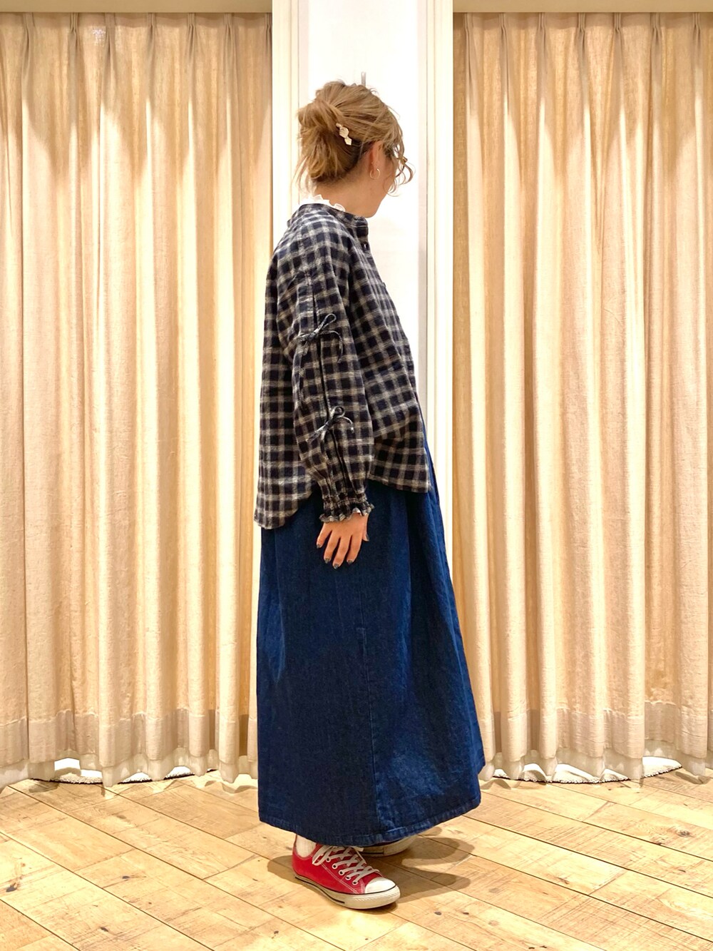 ブラック系のシャツ/ブラウス、ホワイト系のTシャツ/カットソー、ブルー系のワンピースを着用したレディースの春コーディネートの4枚目の写真