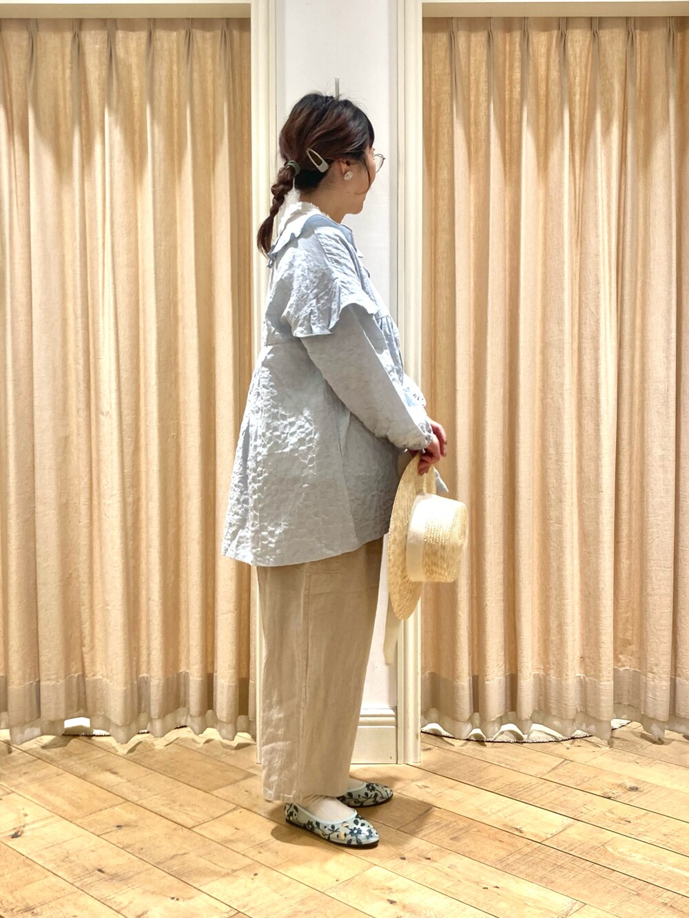 グリーン系のシャツ/ブラウス、ホワイト系のTシャツ/カットソー、ベージュ系のその他パンツを着用したレディースの春コーディネートの5枚目の写真