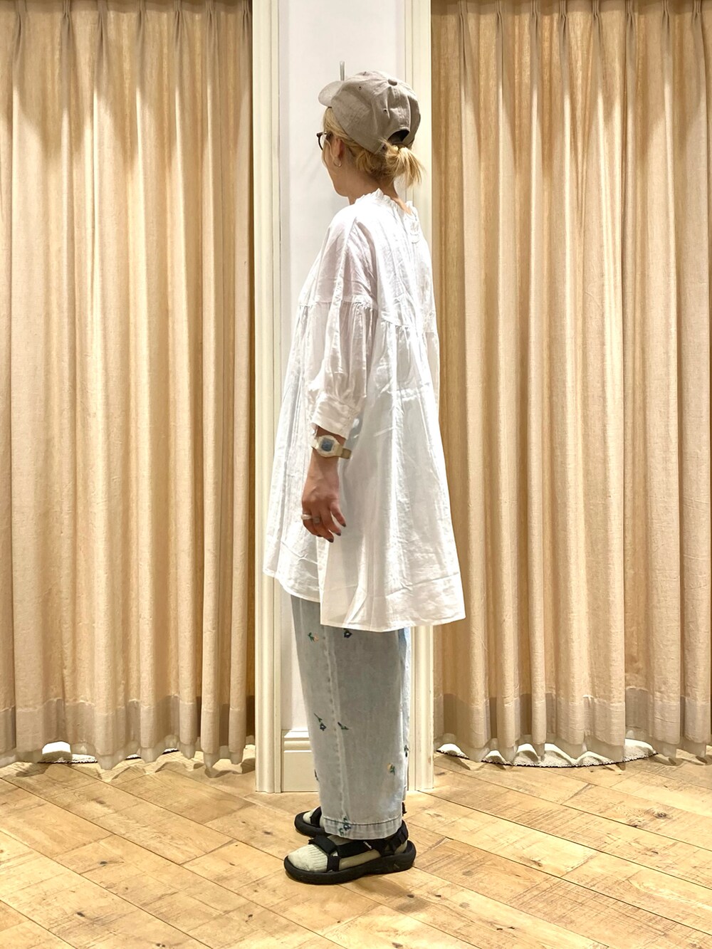 ホワイト系のシャツ/ブラウス、ブルー系のその他パンツを着用したレディースの夏コーディネートの2枚目の写真