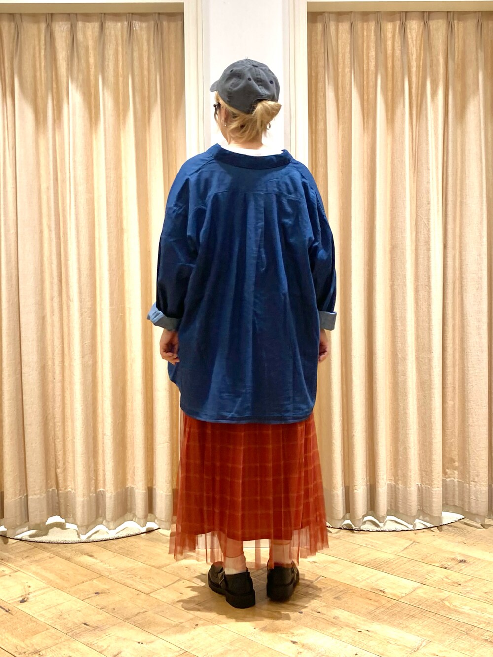 「Samansa Mos2、デニムシャツ、転写プリント、プリントT、チュールスカート、キャップ」｜「Samansa Mos2の【UV CUT】柄アソートシャツ（シャツ/ブラウス、ブルー系）」を使った、muttyさん（レディース・152cm）の秋コーディネートの3枚目の写真