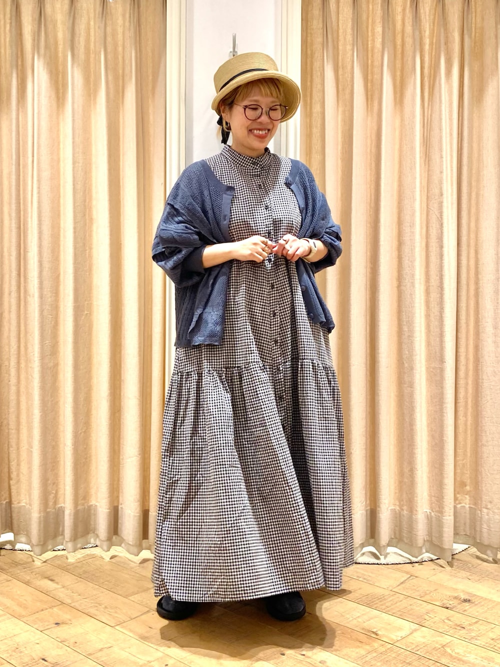 「Samansa Mos2、ティアードワンピース、ギンガムチェック、チェックワンピース、ナチュラルガーリー、カーディガン、くすみブルー」｜「Samansa Mos2の【接触冷感】柄アソートティアードワンピース（ワンピース、グレー系）」を使った、muttyさん（レディース・152cm）の夏コーディネートの2枚目の写真