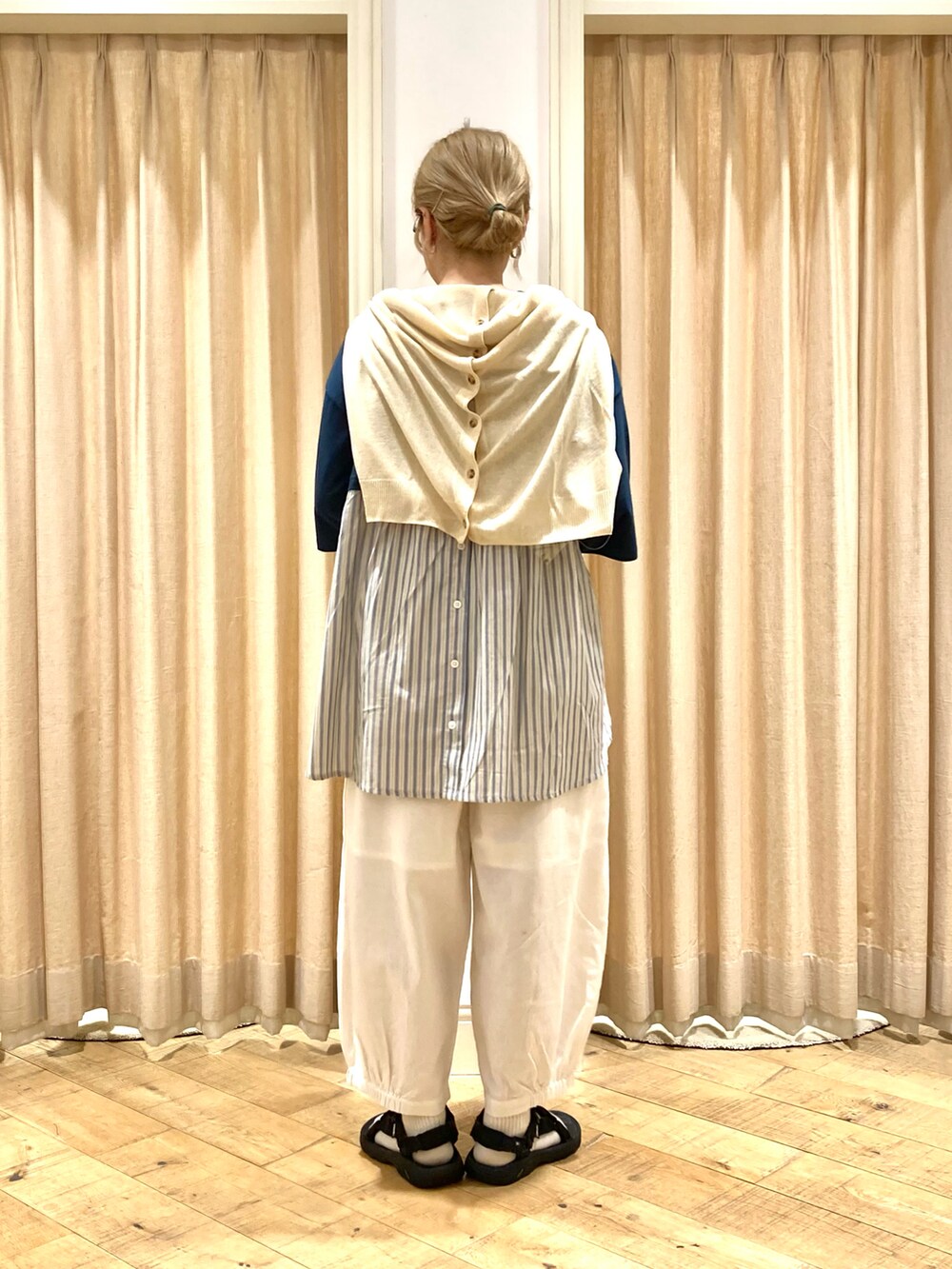 グリーン系のTシャツ/カットソー、ホワイト系のその他パンツを着用したレディースの夏コーディネートの3枚目の写真