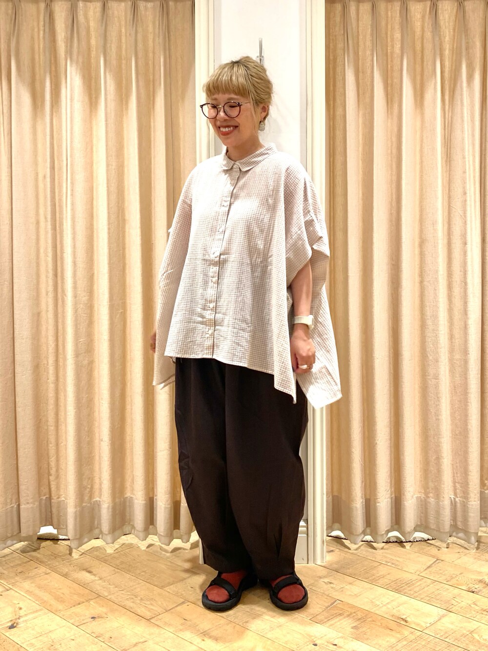 ベージュ系のシャツ/ブラウス、グレー系のその他パンツを着用したレディースの夏コーディネートの2枚目の写真