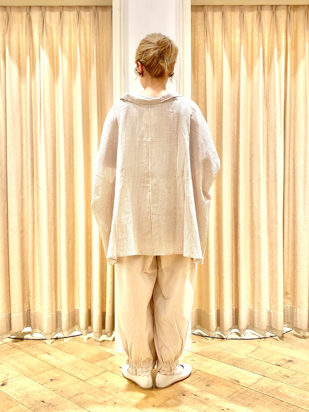 ベージュ系のシャツ/ブラウス、ホワイト系のその他パンツ、ホワイト系のパンプスを着用したレディースの夏コーディネートの4枚目の写真