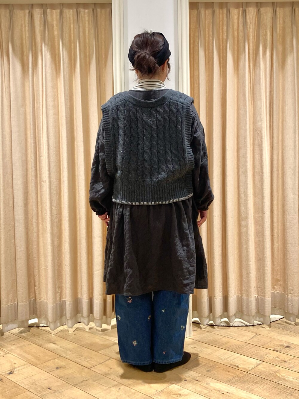 「Samansa Mos2、チュニック、チャコールグレー、刺繍デニム、ニットベスト」｜「Samansa Mos2の◎ふんわりチュニック（チュニック、グレー系）」を使った、muttyさん（レディース・152cm）の冬コーディネートの4枚目の写真