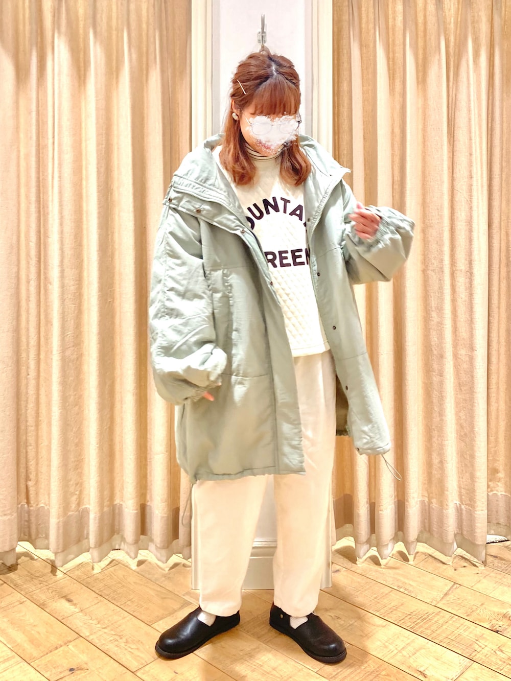 グリーン系のその他アウター、ホワイト系のTシャツ/カットソー、ホワイト系のその他パンツを着用したレディースの冬コーディネートの2枚目の写真