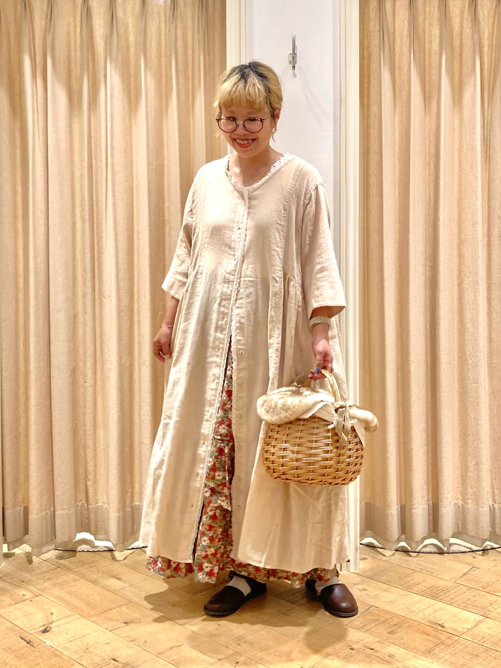 ホワイト系のワンピース、レッド系のスカート、ブラウン系のバッグを着用したレディースの夏コーディネートの2枚目の写真