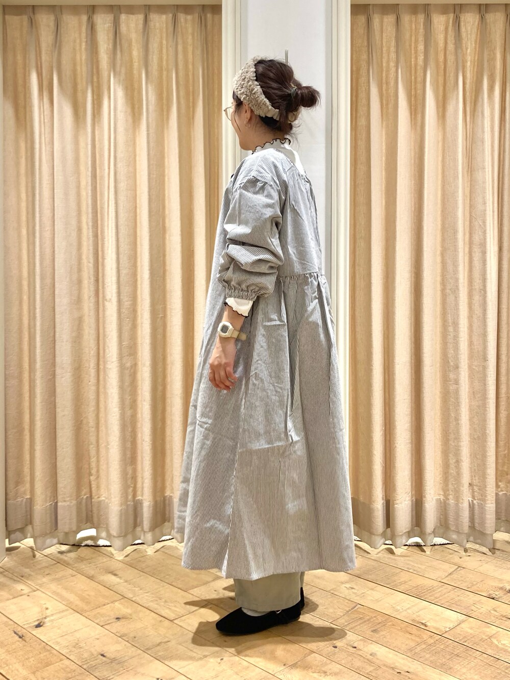 「Samansa Mos2、ワンピース、ストライプ、メロートップス、ツイルパンツ、ナチュラル」｜「Samansa Mos2の配色メローリブハイネックインナー（Tシャツ/カットソー、ホワイト系）」を使った、muttyさん（レディース・152cm）の冬コーディネートの2枚目の写真