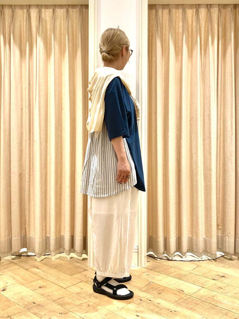 グリーン系のTシャツ/カットソー、ホワイト系のその他パンツを着用したレディースの夏コーディネートの4枚目の写真