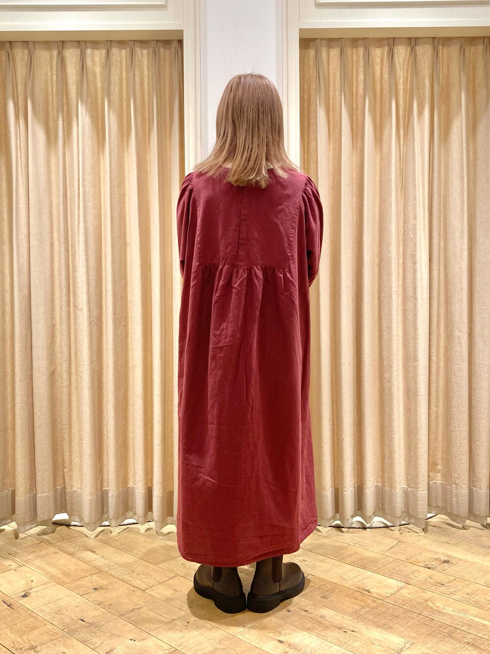 「Samansa Mos2、ワンピース、刺繍ワンピース、マカベアリスコラボ、ボルドー、かごバッグ」｜「Samansa Mos2のサイドゴアブーツ（ブーツ、ブラウン系）」を使った、muttyさん（レディース・152cm）の秋コーディネートの4枚目の写真