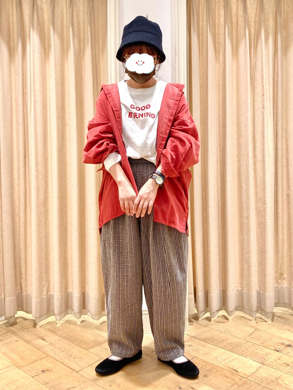 ホワイト系のTシャツ/カットソー、レッド系のシャツ/ブラウス、ブラック系のその他パンツを着用したレディースの秋コーディネートの2枚目の写真