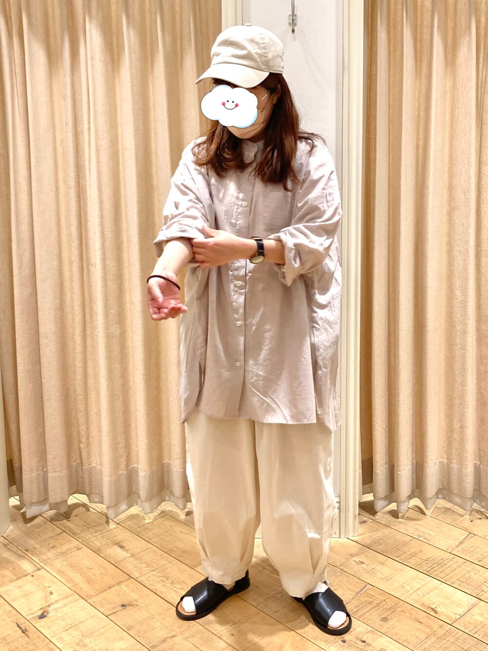 ブルー系のカーディガン/ボレロ、ベージュ系のシャツ/ブラウス、ホワイト系のその他パンツを着用したレディースの春コーディネートの2枚目の写真