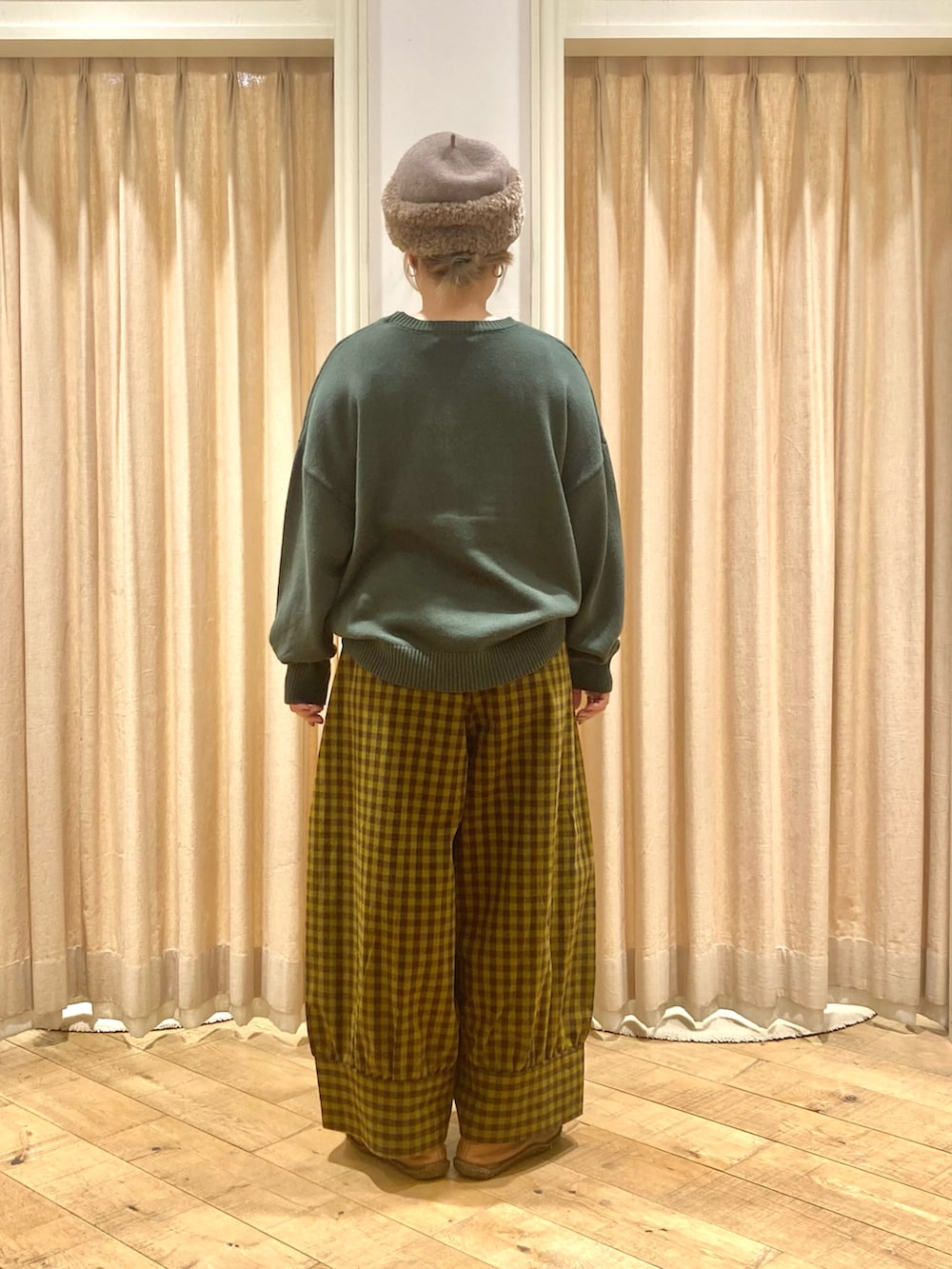 「Samansa Mos2、ロゴニット、ワイドパンツ、ギンガムチェック」｜「Samansa Mos2のロゴ刺繍ニット（ニット/セーター、グリーン系）」を使った、muttyさん（レディース・152cm）の冬コーディネートの4枚目の写真