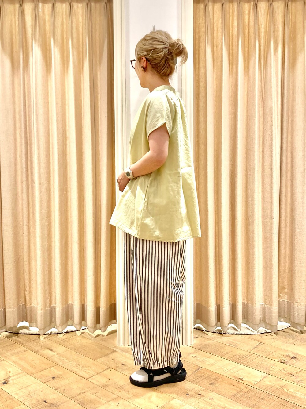 イエロー系のシャツ/ブラウス、グレー系のその他パンツ、イエロー系のTシャツ/カットソーを着用したレディースの夏コーディネートの3枚目の写真