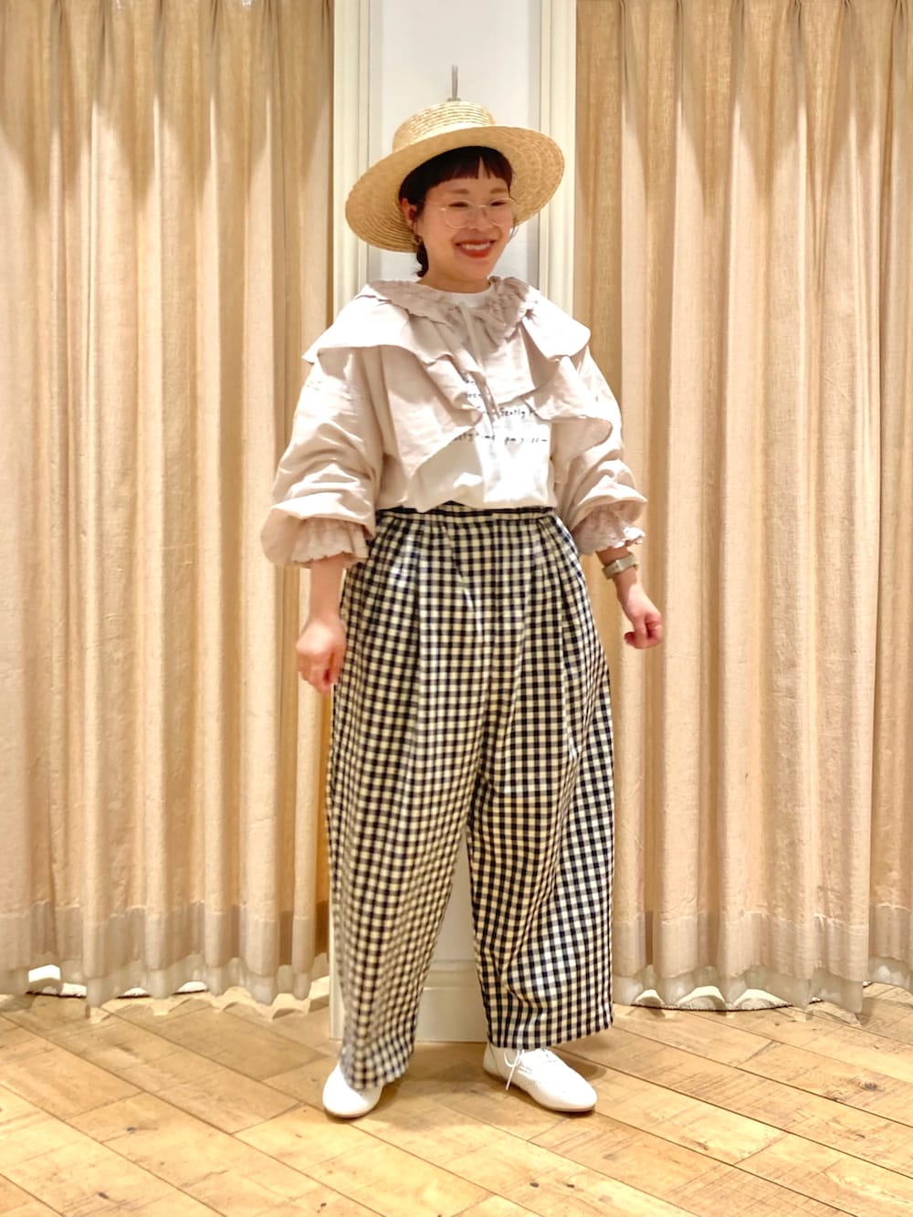 「Samansa Mos2、ボレロブラウス、レースブラウス、ギンガムチェック、コクーンパンツ、カンカン帽」|「Samansa Mos2の羽織レースフリルブラウス(シャツ/ブラウス、ホワイト系)」を使った、muttyさん(レディース・152cm)の春コーディネートの2枚目の写真