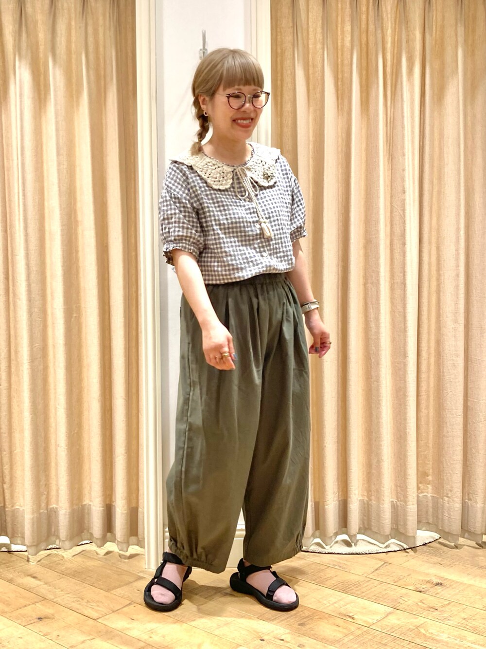 ブラック系のシャツ/ブラウス、グリーン系のその他パンツを着用したレディースの夏コーディネートの3枚目の写真
