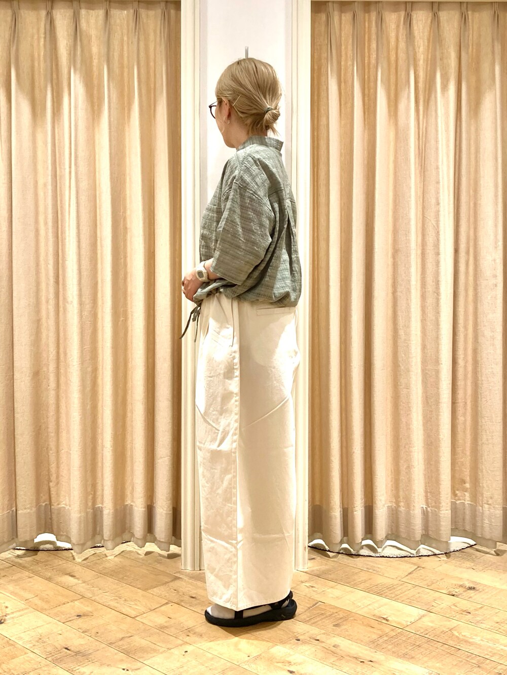 グリーン系のシャツ/ブラウス、ホワイト系のその他パンツを着用したレディースの夏コーディネートの2枚目の写真