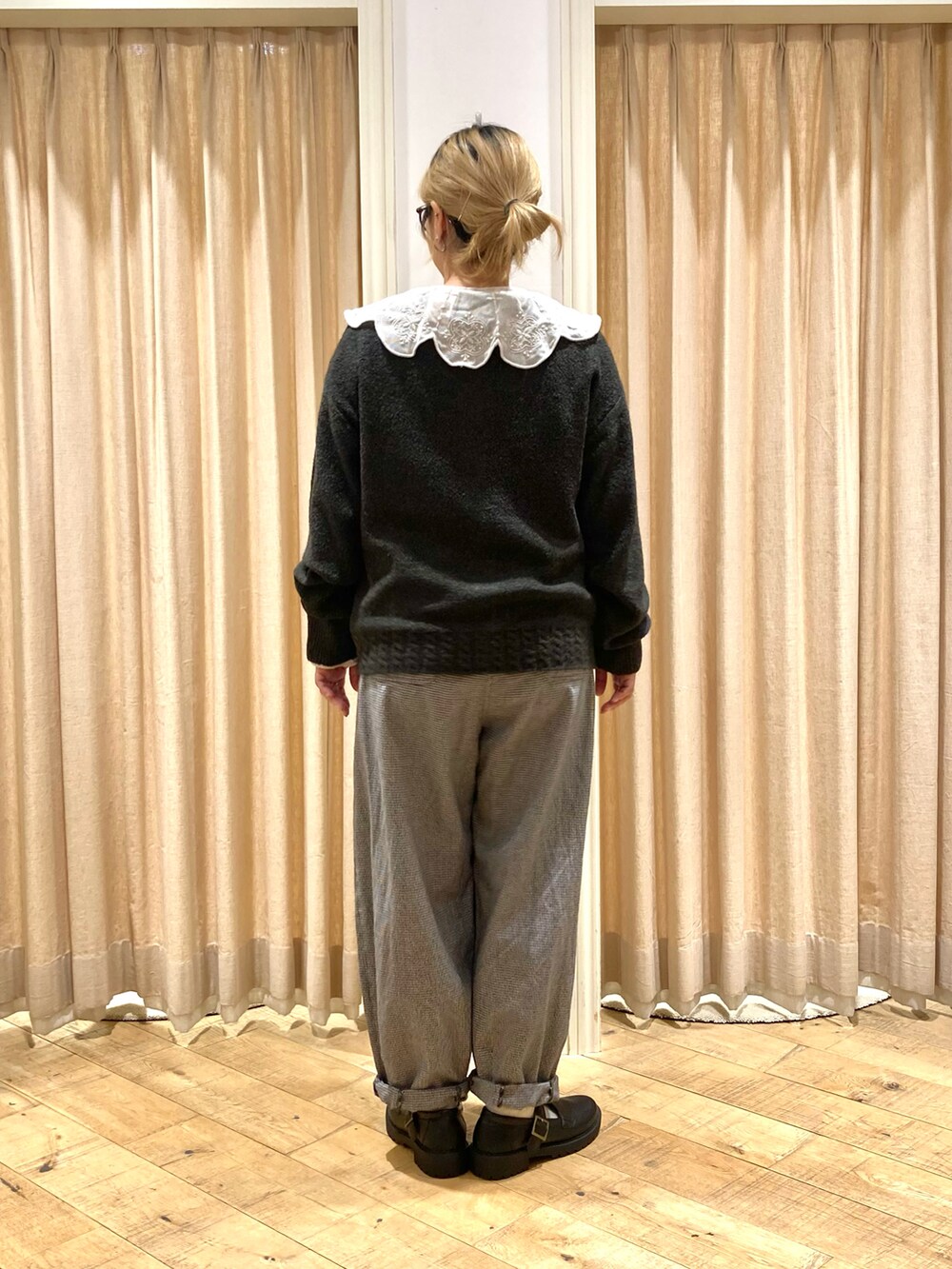 「Samansa Mos2、フリルブラウス、つけ襟、ニットカーディガン、刺繍」｜「Samansa Mos2のメッシュ刺繍襟取り外しブラウス（シャツ/ブラウス、ホワイト系）」を使った、muttyさん（レディース・152cm）の秋コーディネートの4枚目の写真