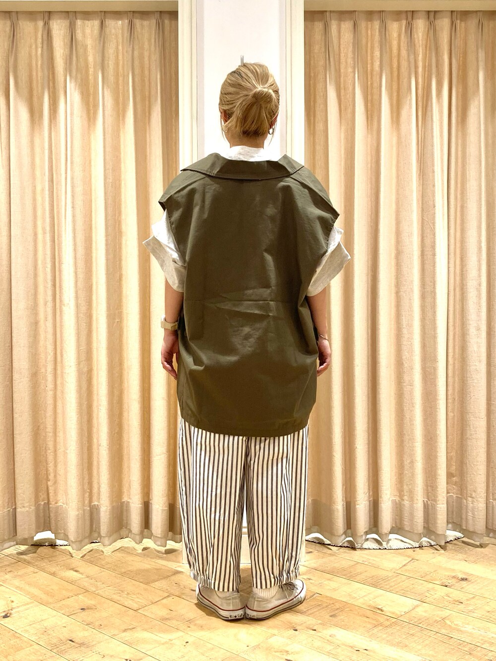 グレー系のTシャツ/カットソー、グリーン系のベスト、グレー系のその他パンツを着用したレディースの夏コーディネートの4枚目の写真