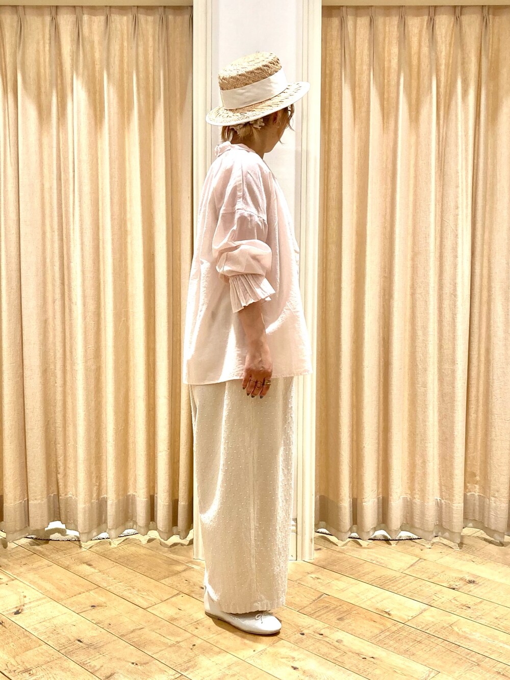 ピンク系のシャツ/ブラウス、レッド系のTシャツ/カットソー、ホワイト系のその他パンツを着用したレディースの夏コーディネートの4枚目の写真