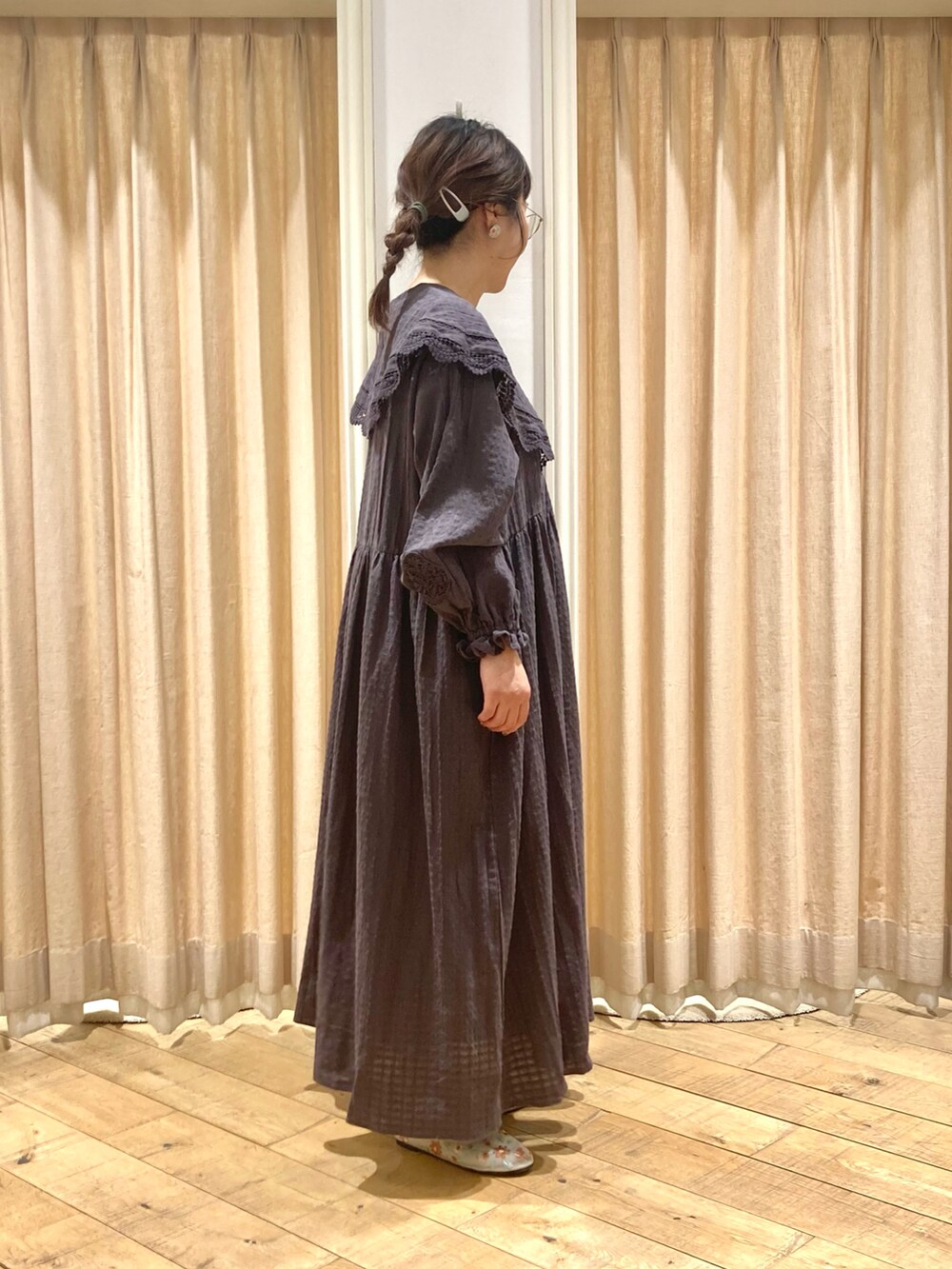 ブラック系のワンピース/ドレス、ベージュ系のドレスシューズ、ブラウン系のハットを着用したレディースの春コーディネートの5枚目の写真