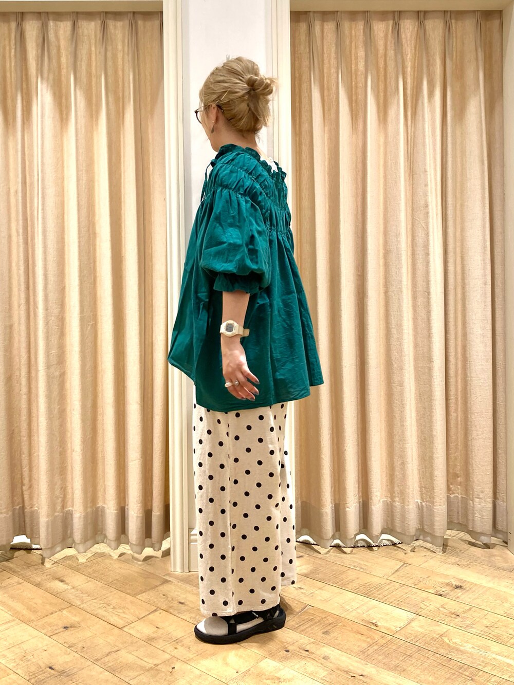 グリーン系のシャツ/ブラウス、ベージュ系のその他パンツ、ホワイト系のタンクトップを着用したレディースの夏コーディネートの3枚目の写真