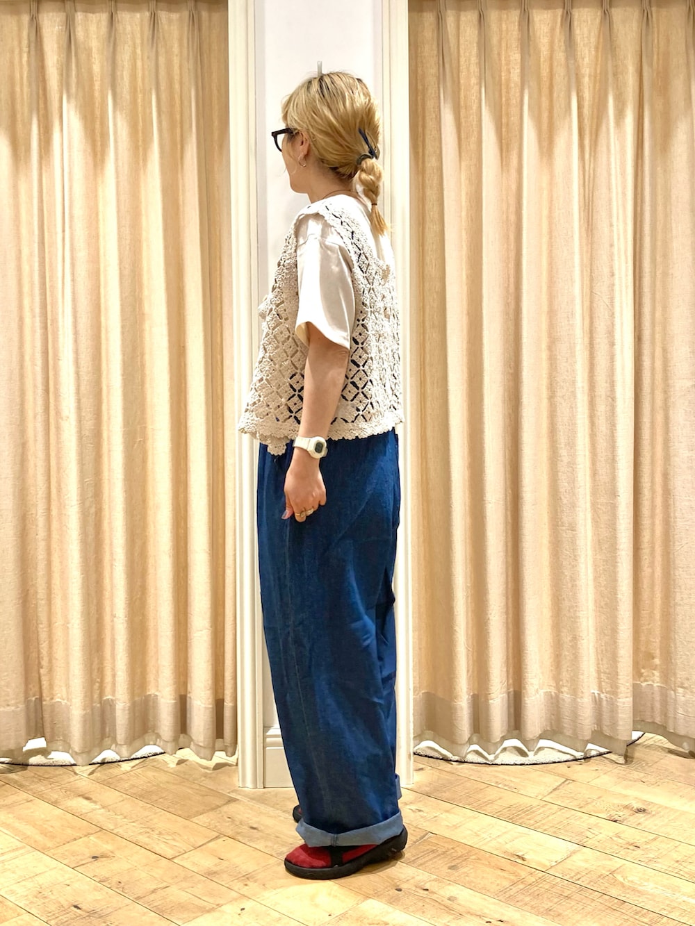 ホワイト系のTシャツ/カットソー、ブラウン系のベスト、ブルー系のその他パンツを着用したレディースの夏コーディネートの2枚目の写真