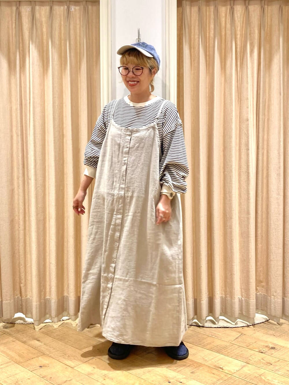 ホワイト系のシャツ/ブラウス、ホワイト系のTシャツ/カットソー、ベージュ系のワンピースを着用したレディースの秋コーディネートの2枚目の写真